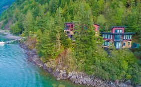 The Lodge On Harrison Lake